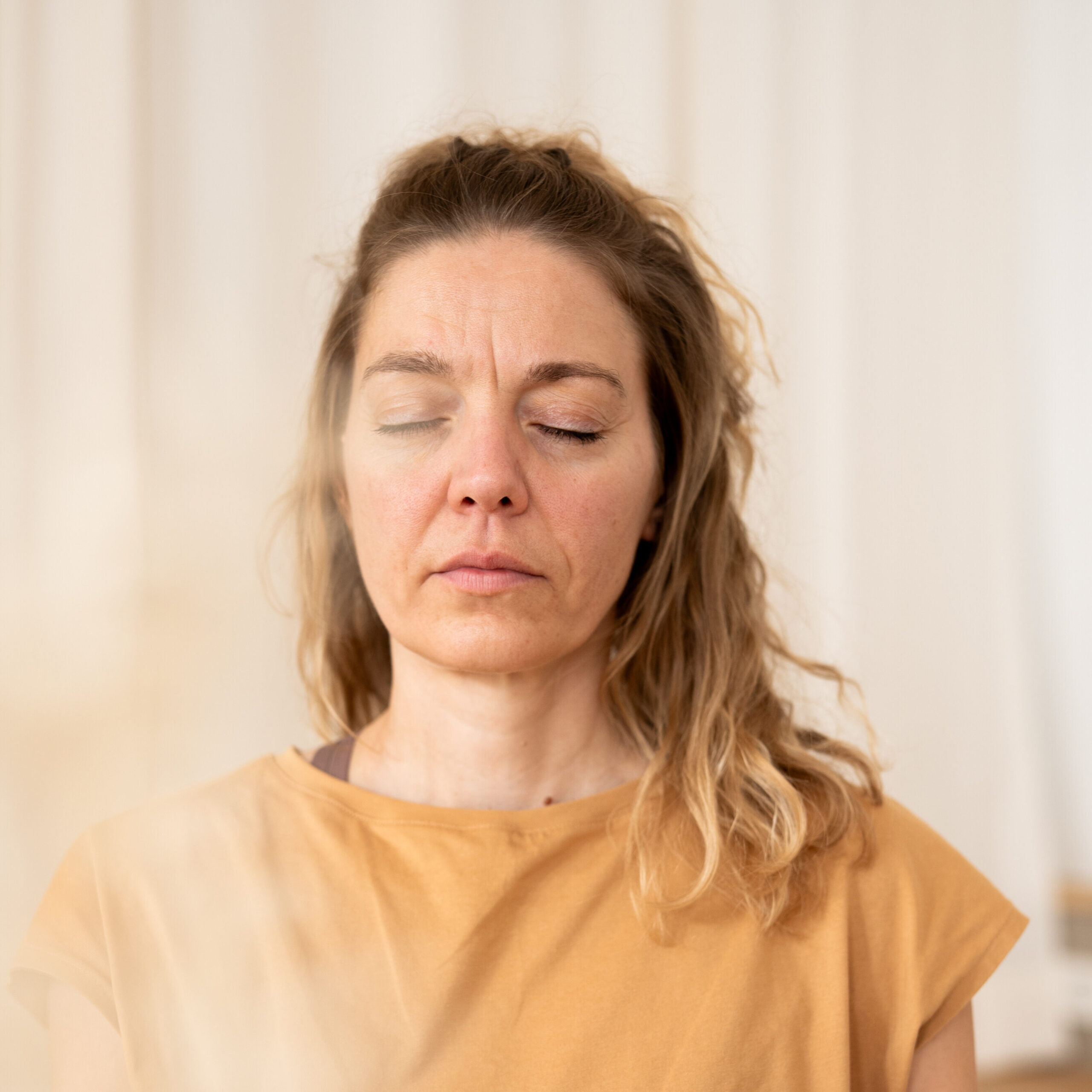 Mit Firmenyoga unterstütze ich Ihre Teams dabei, Stress abzubauen, den Körper zu entlasten und mentale Klarheit zu fördern